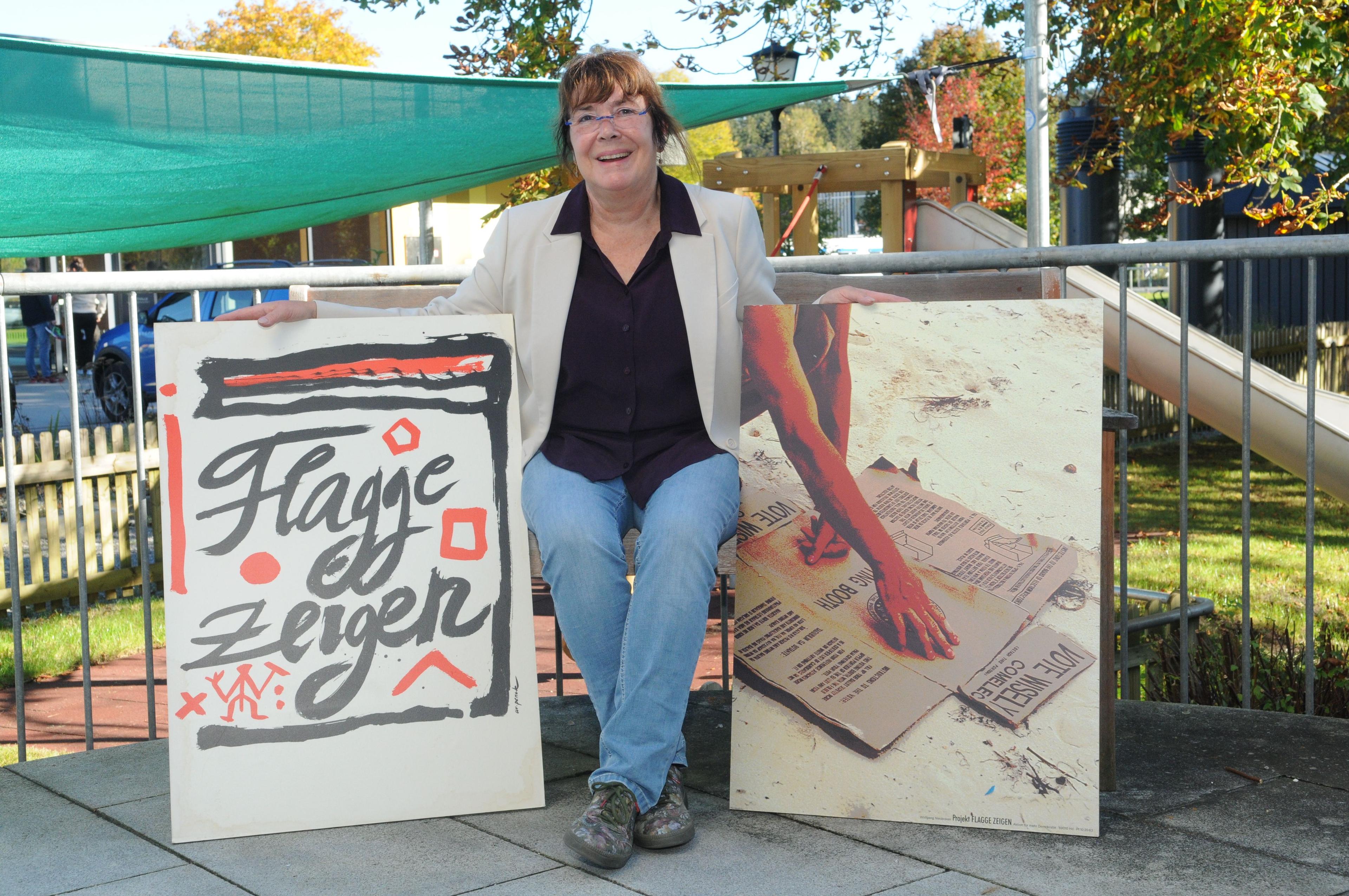 Ute Frohwein-Sendl, Erste Vorsitzende des Ortsvereins, mit Plakaten der Ausstellung „Flagge zeigen für Demokratie. Gegen Gewalt und Fremdenhass“ (© Andreas Baar/Das Gelbe Blatt/Rundschau für Penzberg)